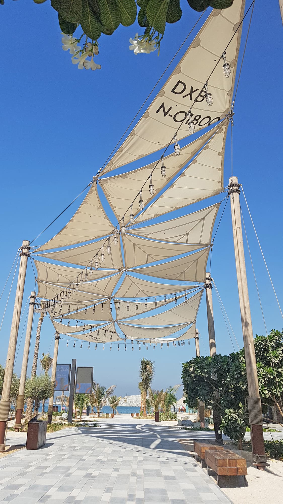 Projet à Dubaï avec système de voile d'ombrage et mâts bois